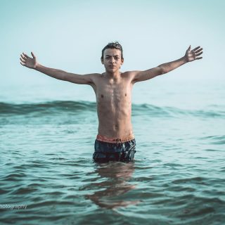 The World Is Mine #portrait #sea  #beach #teenager #portraitphotography #picoftheday #pictureoftheday #bestpicture #bestphoto #bestoftheday #fujifilmxt3 #xf23  @photoartandtechs #tucanokitefondi #tucanokiteclub